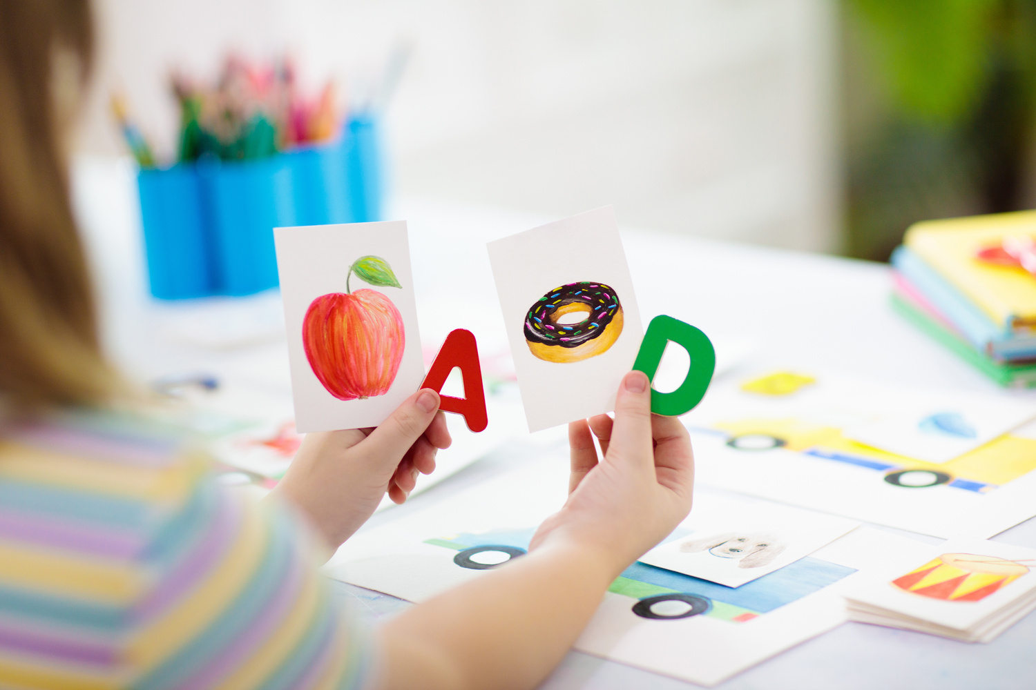 Kid learning to read. Phonics flash cards.